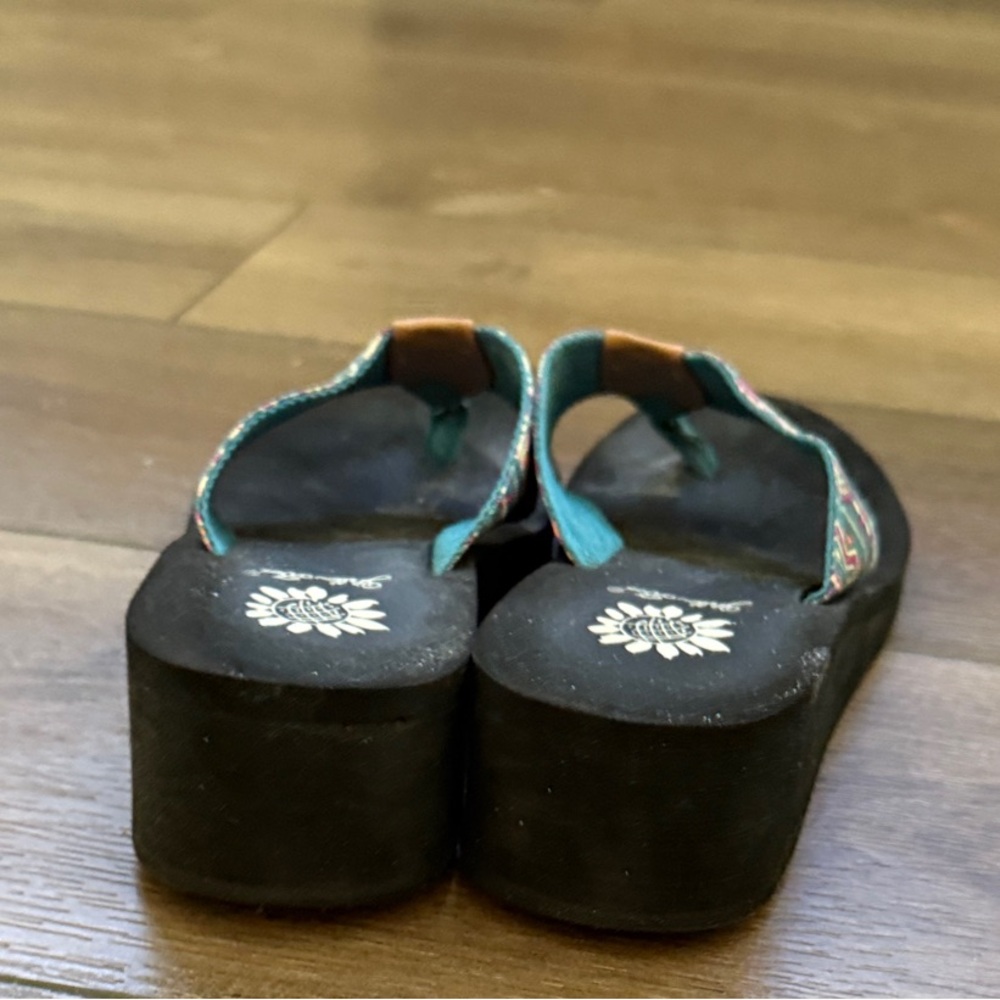 Lot of 4 Yellow Box Flip Flops - Black, Blue, Pink, Turquoise - Picture 3 of 9